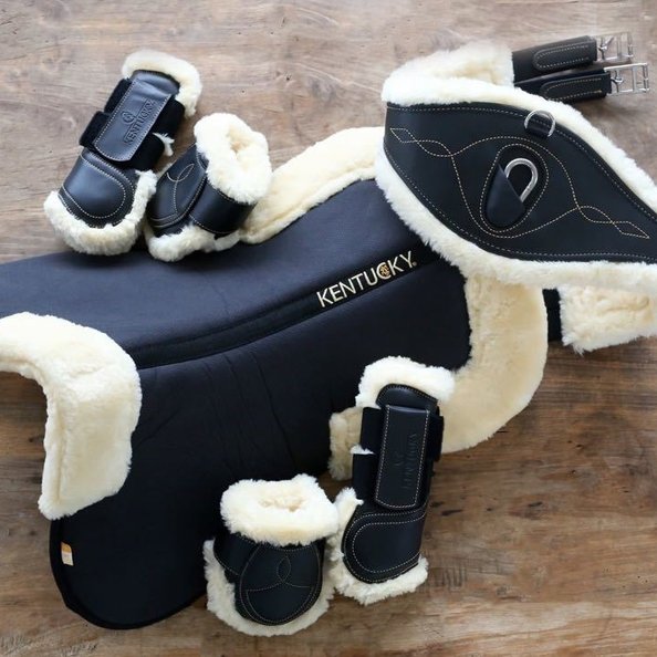 Sheepskin Anatomic Girth attached with Velcro | Kentucky Horsewear - Active Equine